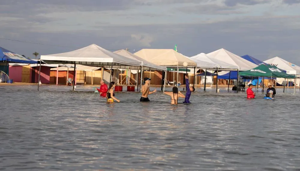 Investimentos do Governo do Tocantins em estrutura das praias de Rio dos Bois e Tupiratins garantem diversão para banhistas