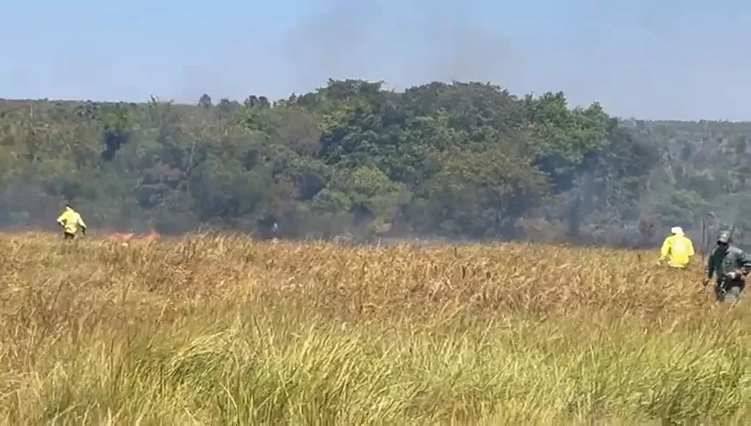 Brigadistas do Naturatins combatem incêndio florestal no Parque Estadual do Jalapão