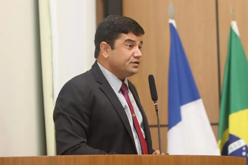 Rogério Freitas pede revitalização do canteiro central no Jardim Aureny IV