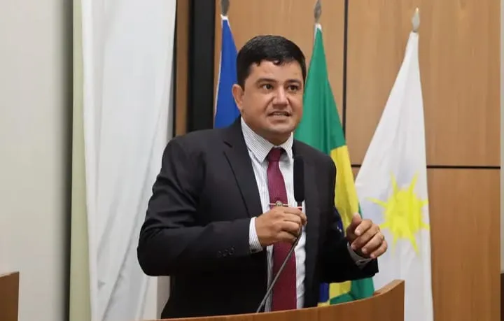 Rogério Freitas solicita melhorias na iluminação da 704 sul