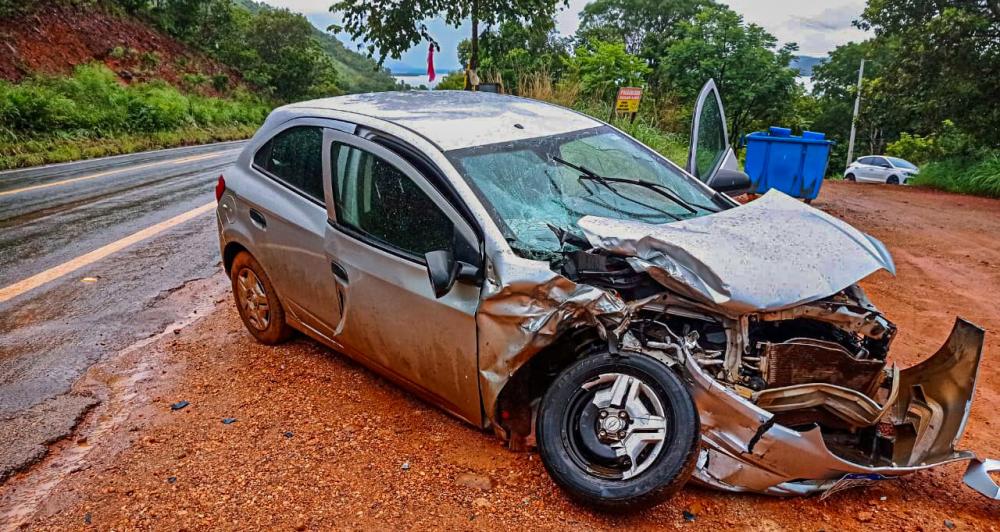 Palmas: bombeiros militares atendem vítimas de colisão e de capotamento