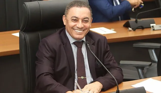 Vereador Marilon Barbosa solicita recapeamento de vias e Quadra de Palmas