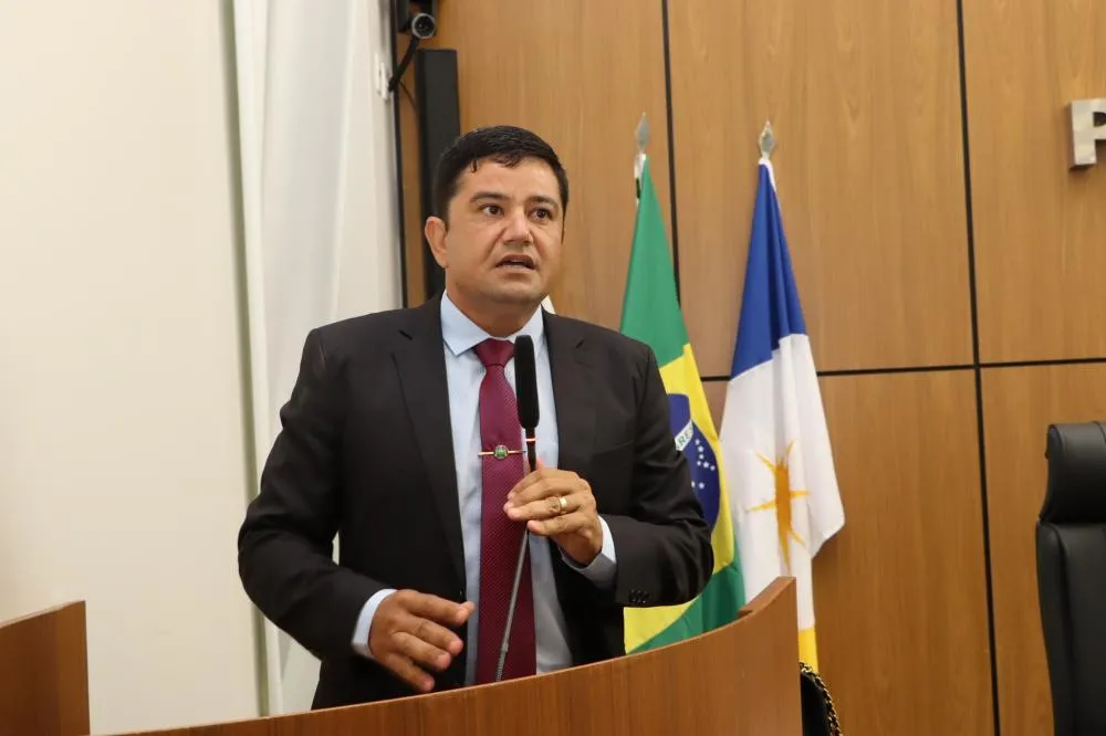 Vereador Rogério Freitas solicita operação tapa-buracos na Avenida Amaralina, em Palmas