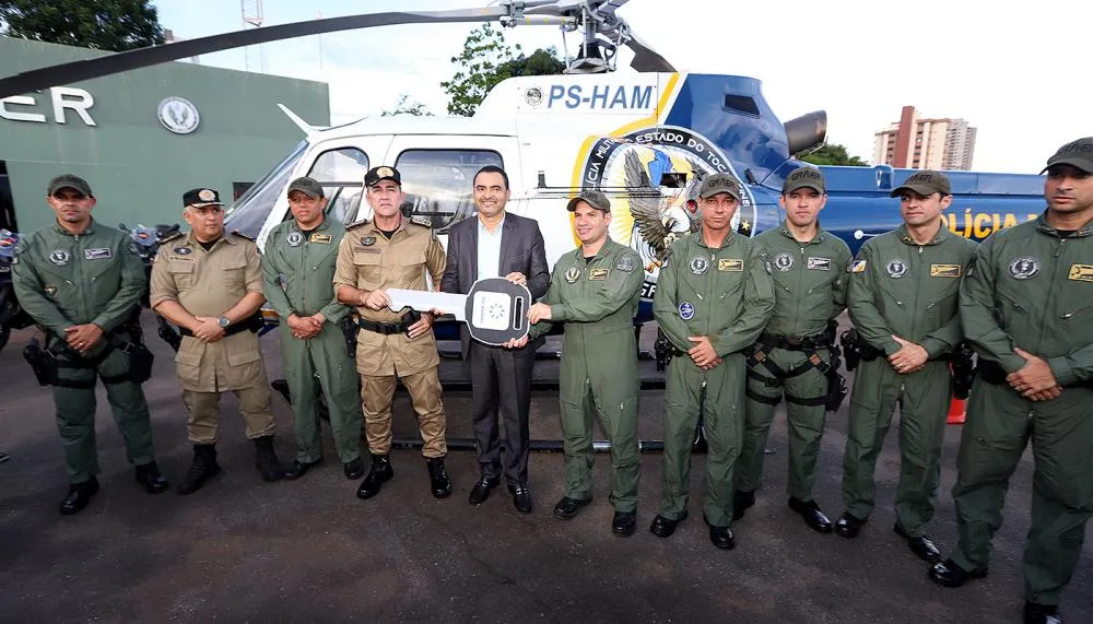 Na entrega do helicóptero à PMTO, governador Wanderlei Barbosa anuncia show da virada em Palmas com o cantor João Gomes