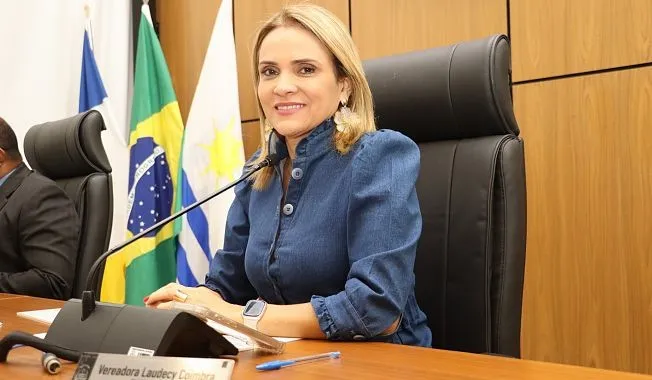 Vereadora Laudecy Coimbra agradece o vereador Rogério Freitas pelo PL que dá nome a Avenida NS-15 de Avenida Júnior Coimbra