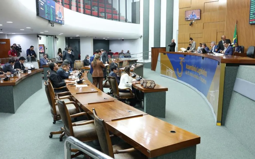 Aprovada PEC que permite viagem oficial de até 15 dias ao governador, sem transferência do cargo