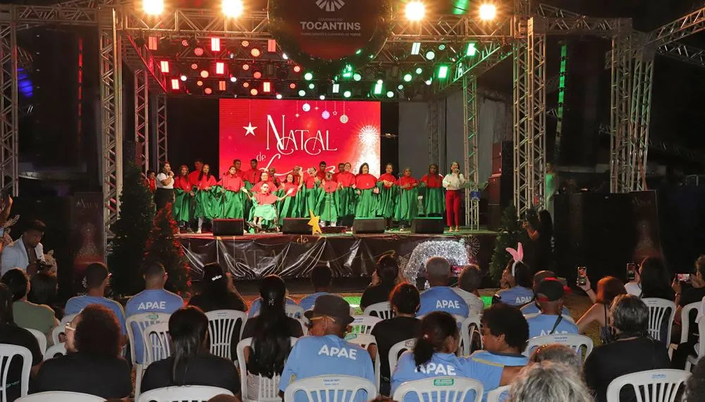 Natal de Luz atrai visitantes e movimenta Praça dos Girassóis no oitavo dia de programação