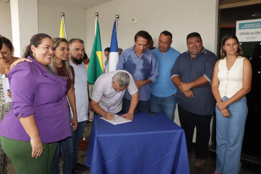 Ronivon assina convênios de R$ 16 milhões com a Caixa Econômica Federal e garante Parque Agropecuário, instalação de luz em led e outras obras