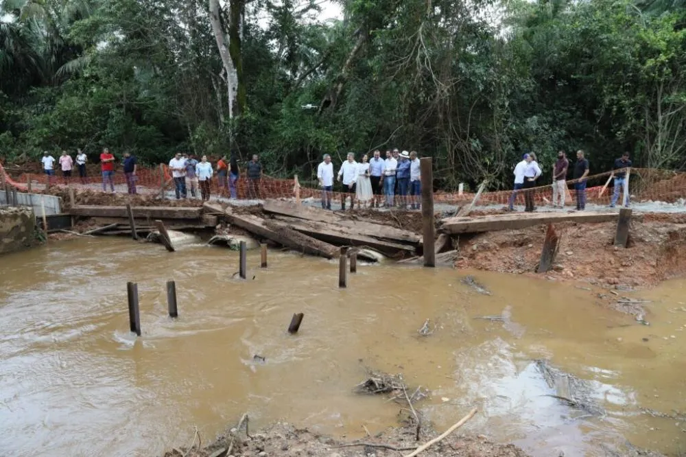 Prefeito Eduardo Siqueira Campos visita obra da ponte no distrito de Taquaruçu