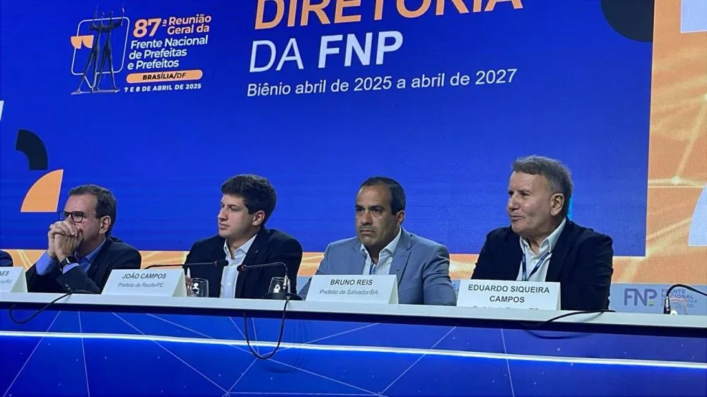 Eduardo Siqueira Campos toma posse na Frente Nacional de Prefeitas e Prefeitos 