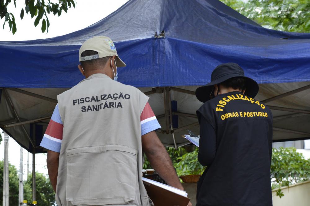 Tendas instaladas irregulares em calçadas são retiradas por fiscais