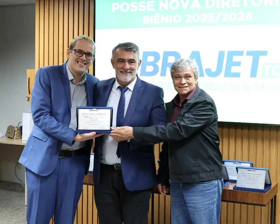 Amélio Cayres recebe título “Amigo da Abrajet” pelo apoio ao turismo tocantinense