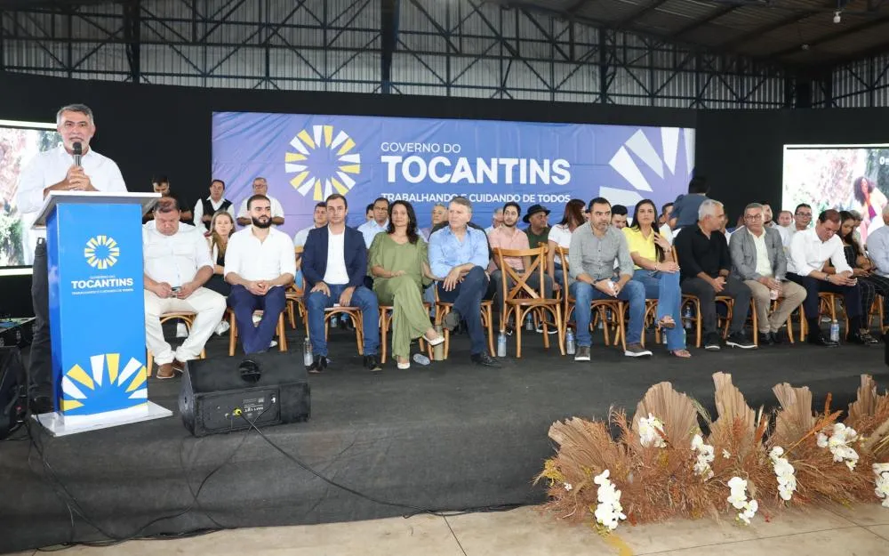 Deputados participam de entrega de títulos de moradia no Aureny I