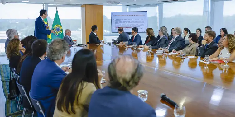 MEC define que cursos superiores de medicina, direito, odontologia, enfermagem e psicologia devem ser ofertados exclusivamente no formato presencial