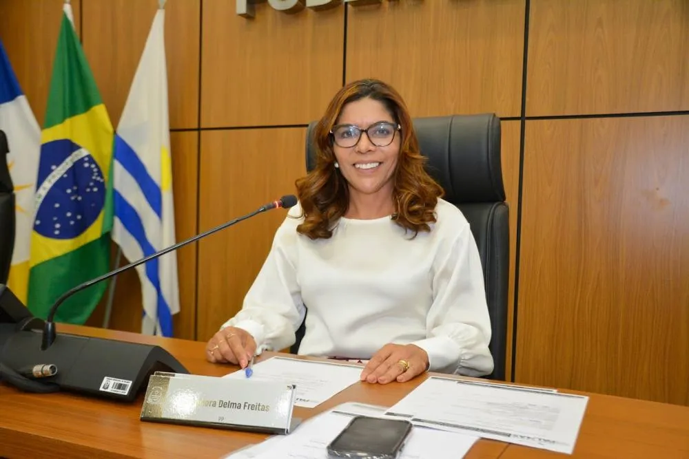 Vereadora Delma Freitas solicita a colocação de grama e instalação de alambrados no entorno de campo no Jardim Taquari