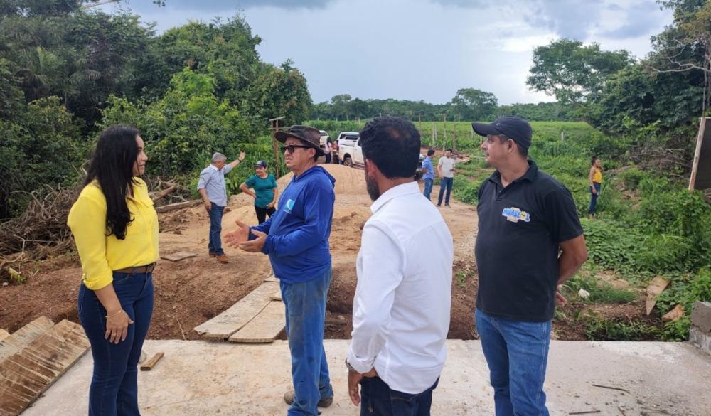Prefeita de Miracema vistoria obra de construção de ponte de concreto na zona rural do município
