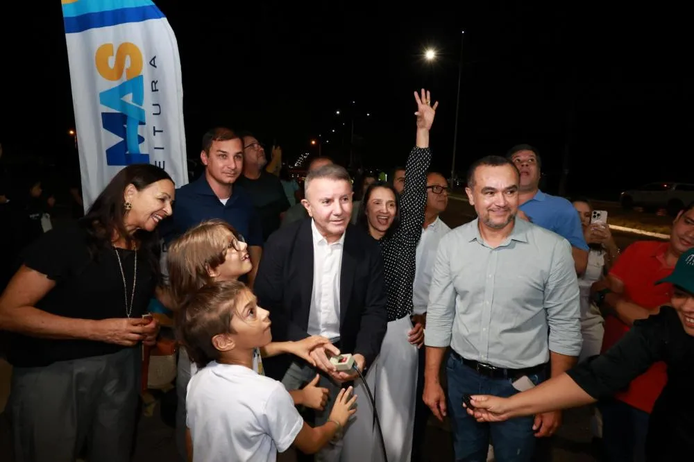 Prefeito Eduardo Siqueira Campos entrega nova iluminação em tecnologia LED na Avenida JK