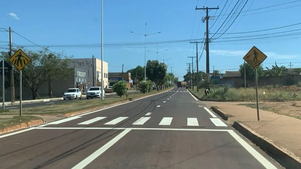 Prefeitura conclui serviços de sinalização viária em avenida comercial de Taquaralto
