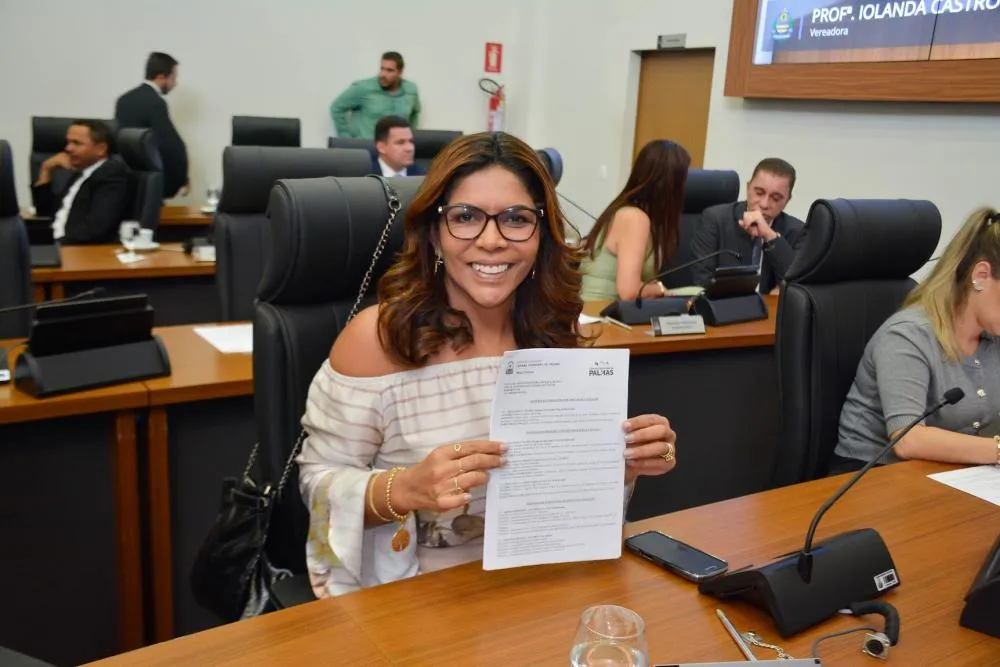 Delma Freitas solicita limpeza e retirada de galhadas no Morada do Sol
