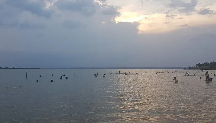 Início da instalação de telas de proteção na Praia do Caju nesta terça, 1º