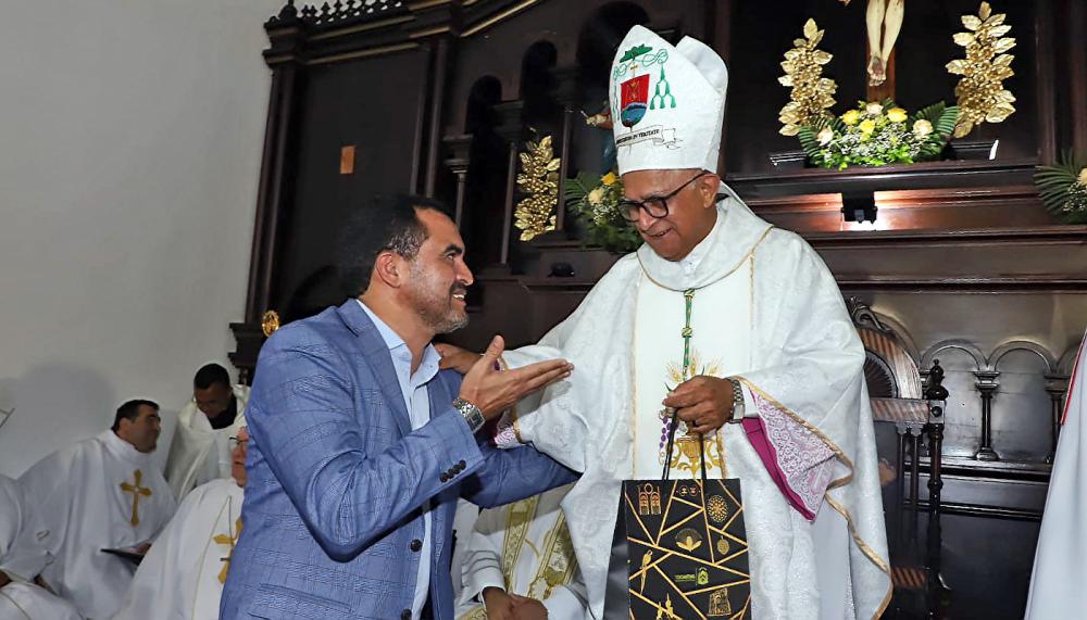 Governador Wanderlei Barbosa participa da Missa Solene de posse do novo bispo da Diocese de Porto Nacional