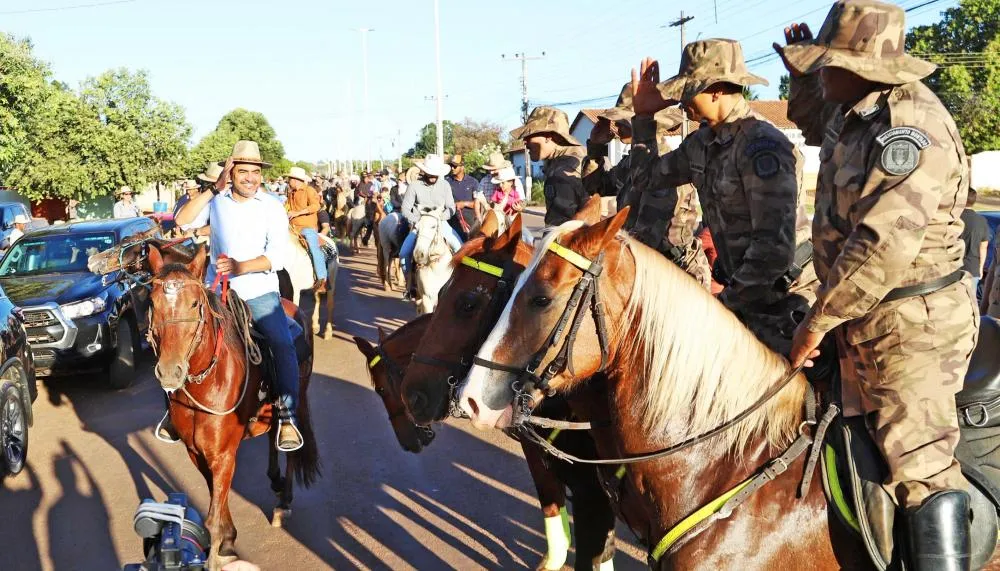 Governador Wanderlei Barbosa participa de cavalgada durante festejo religioso em Aparecida do Rio Negro