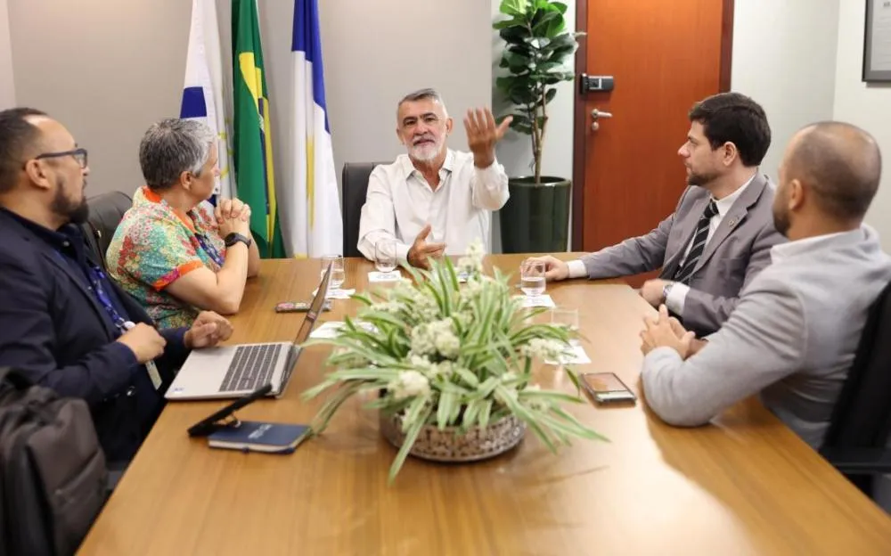 Amélio Cayres discute ampliação da telefonia móvel em reunião com representantes da Anatel