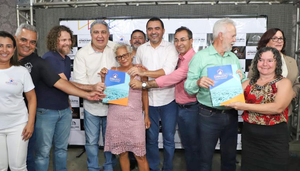 Governador Wanderlei Barbosa entrega mais de 400 títulos definitivos a moradores de Araguaína