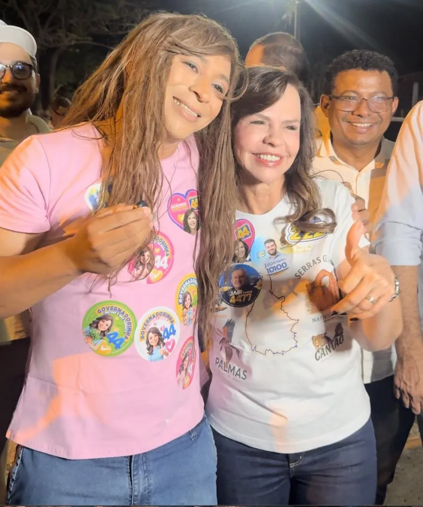 “Que coincidência, todo mundo é Dorinha”: humorista agita grande comício na Baixada do Aureny III