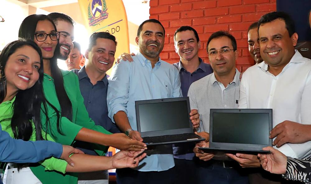 Em Araguaína, governador Wanderlei Barbosa entrega equipamentos do Programa Tô Ligado e 305 computadores para escolas