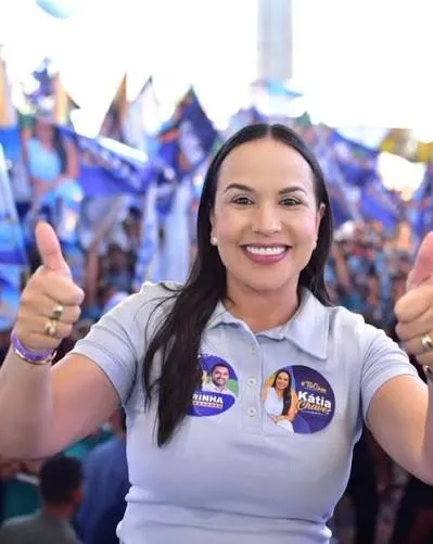 Kátia Chaves encerra campanha cercada pelo povo e transforma última grande reunião em uma noite de emoção