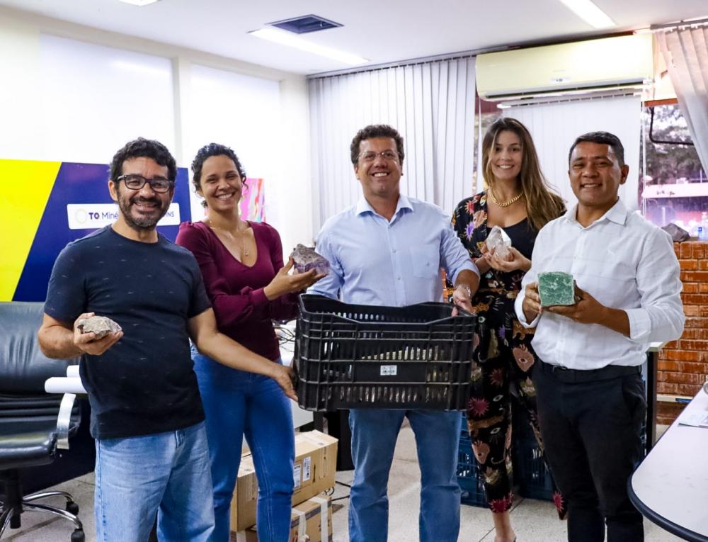 Ameto recebe doação de amostras de rochas do Serviço Geológico do Brasil