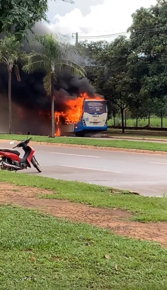 Ônibus pega fogo em Palmas