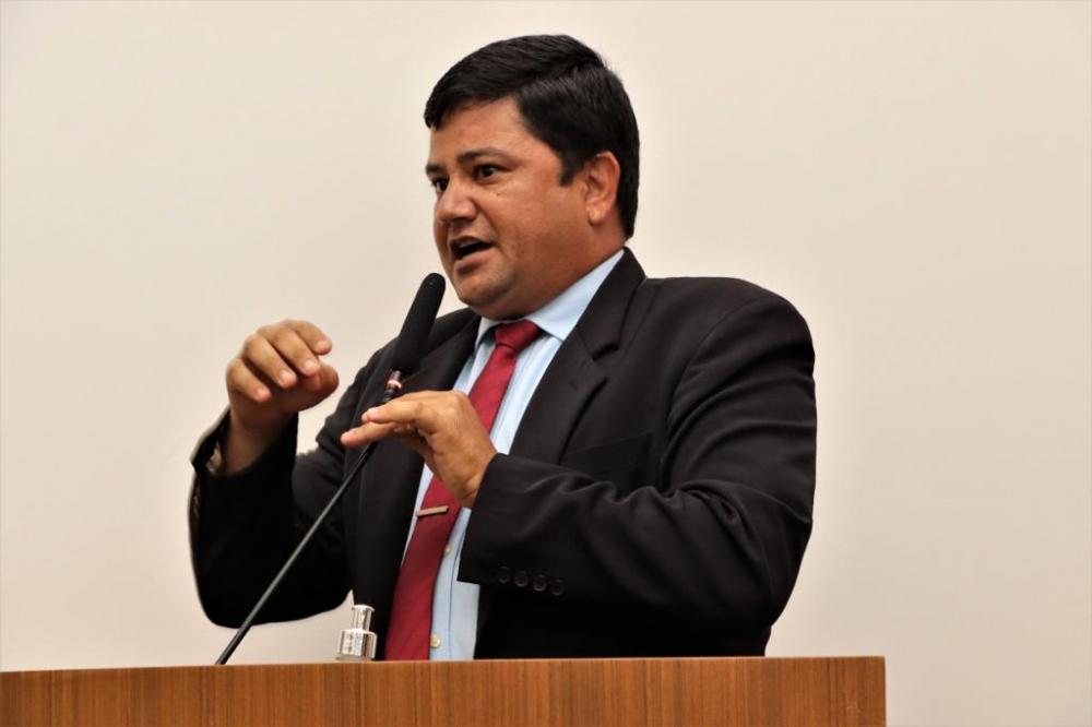 Rogério Freitas solicita serviços no bairro Santa Bárbara