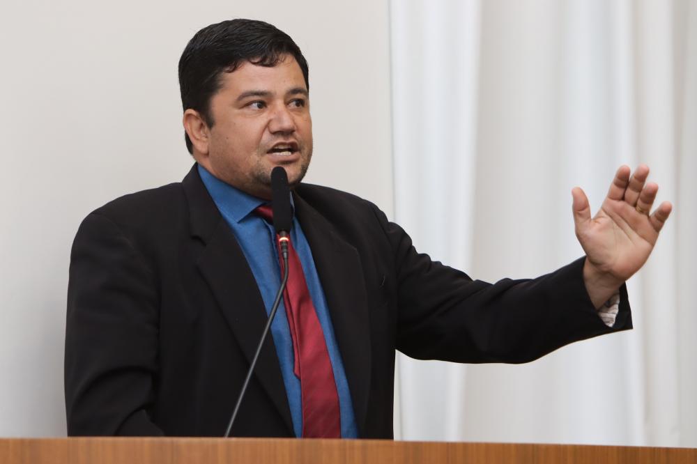 Rogério Freitas solicita serviços na quadra 405 norte